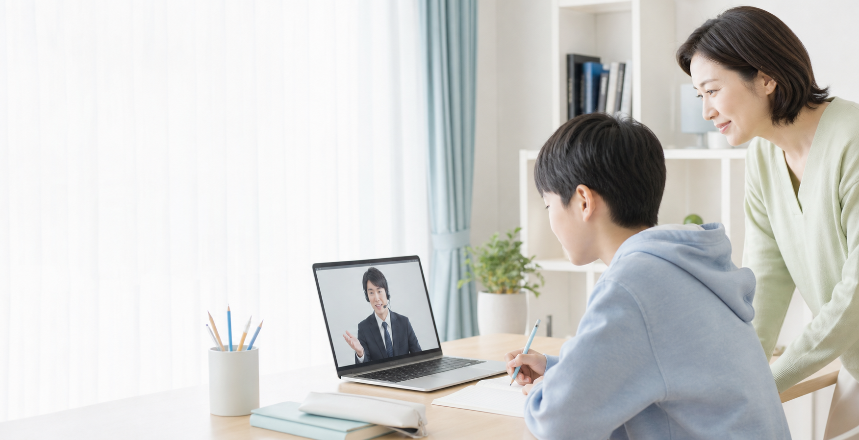 自宅でオンライン授業を受ける生徒と見守る保護者